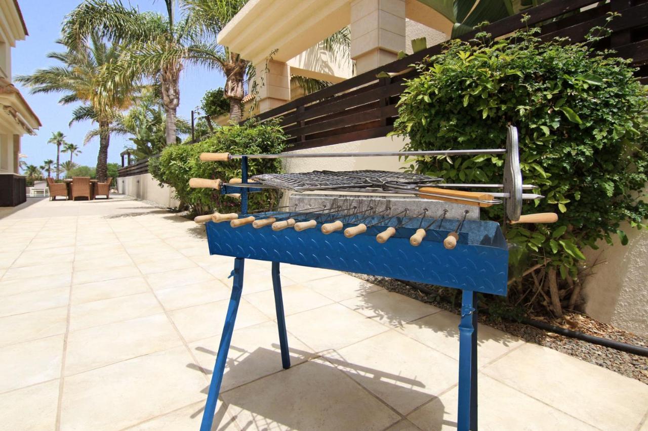Villa Oceania - Beachfront Paralimni Exterior foto