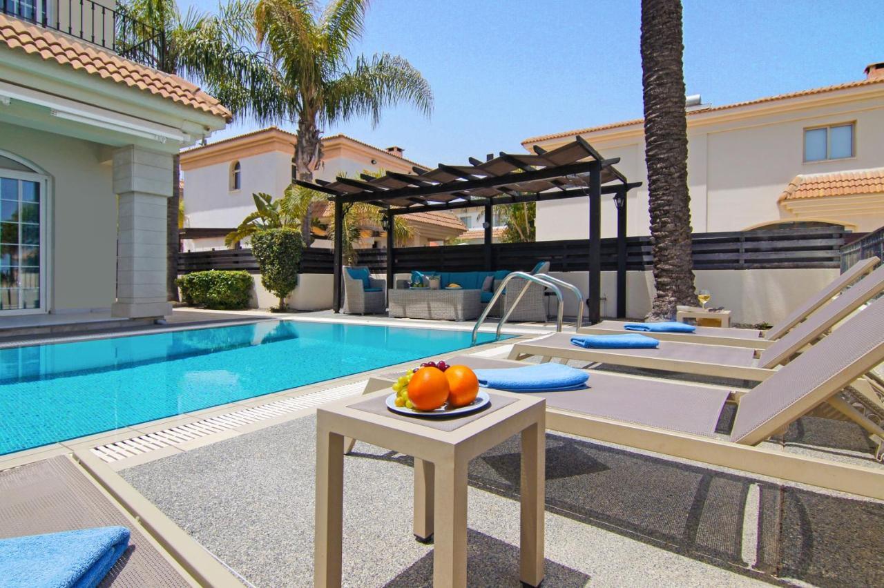 Villa Oceania - Beachfront Paralimni Exterior foto